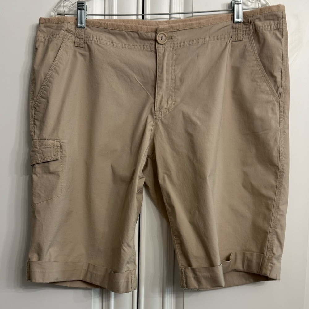 DKNY Women’s Size 16 Beige Bermuda Cargo Shorts Cuffed 5 Pockets Cotton/Spandex